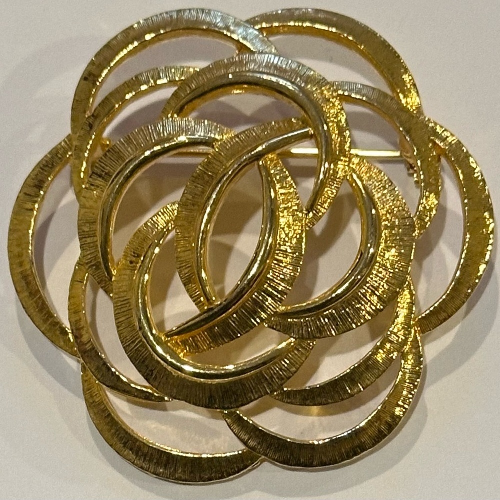 Elegant Gold Floral Openwork Brooch - Women Jewelry Brooches